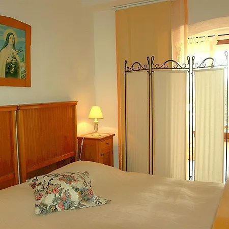 Perka Sveta Nedelja (Hvar)